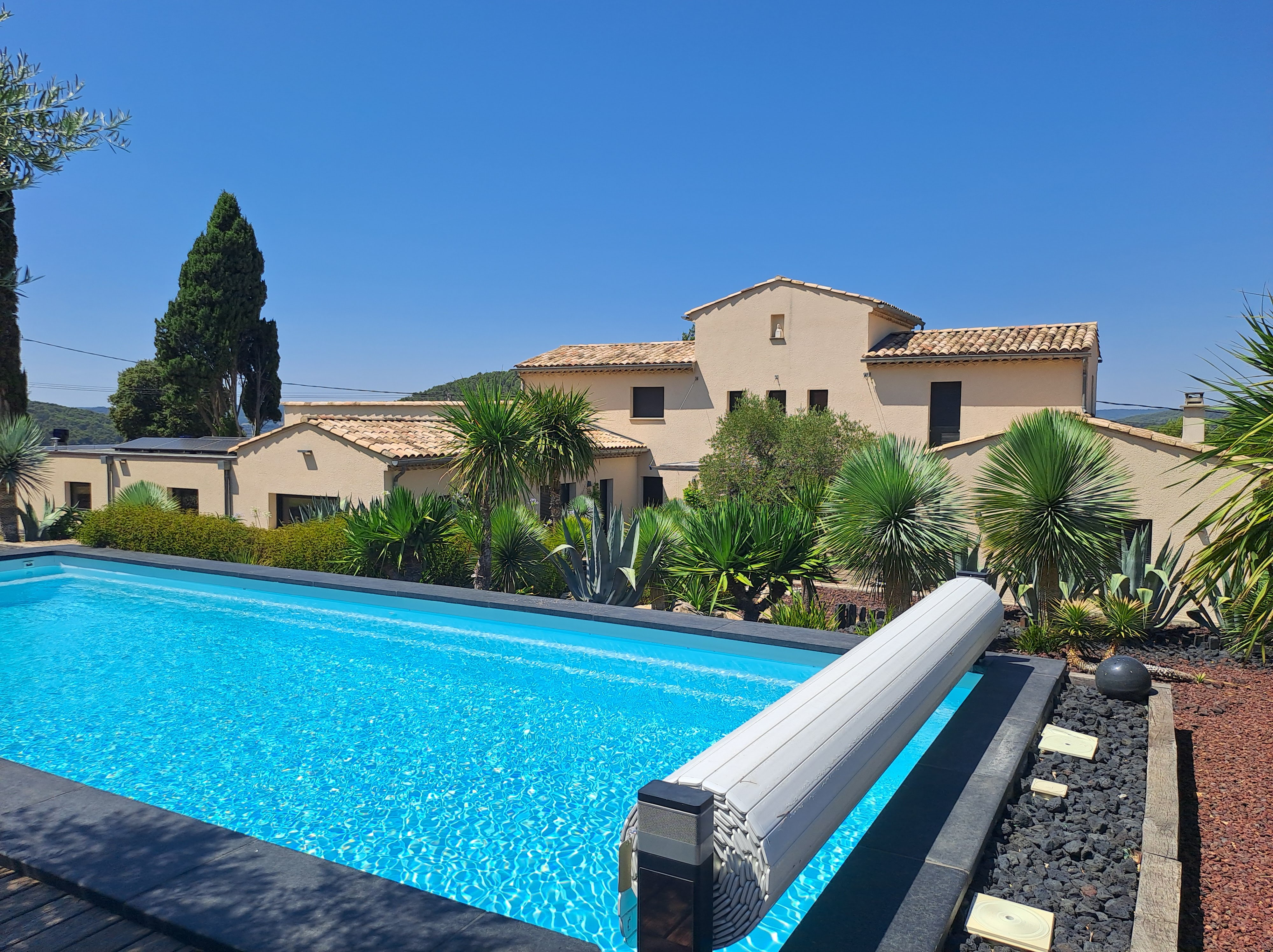 Piscine en entretien hebdomadaire — vue du bassin