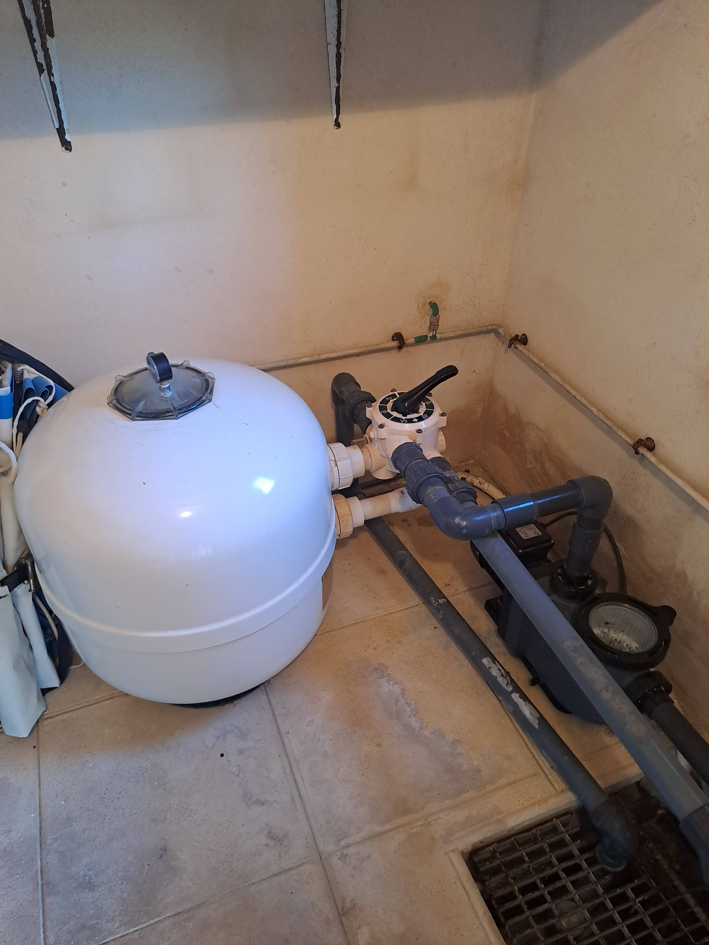 Ancienne cuve de filtration avec vanne 6 voies avant remplacement