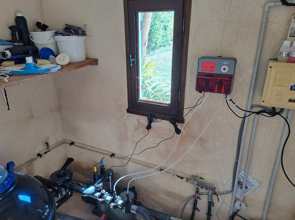 Régulateur BWT pH et Redox installé — local technique après intervention Arno Piscines & Spas