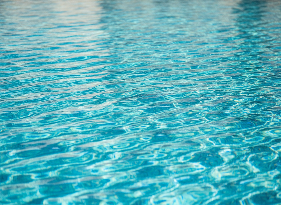Surface d'eau de piscine cristalline